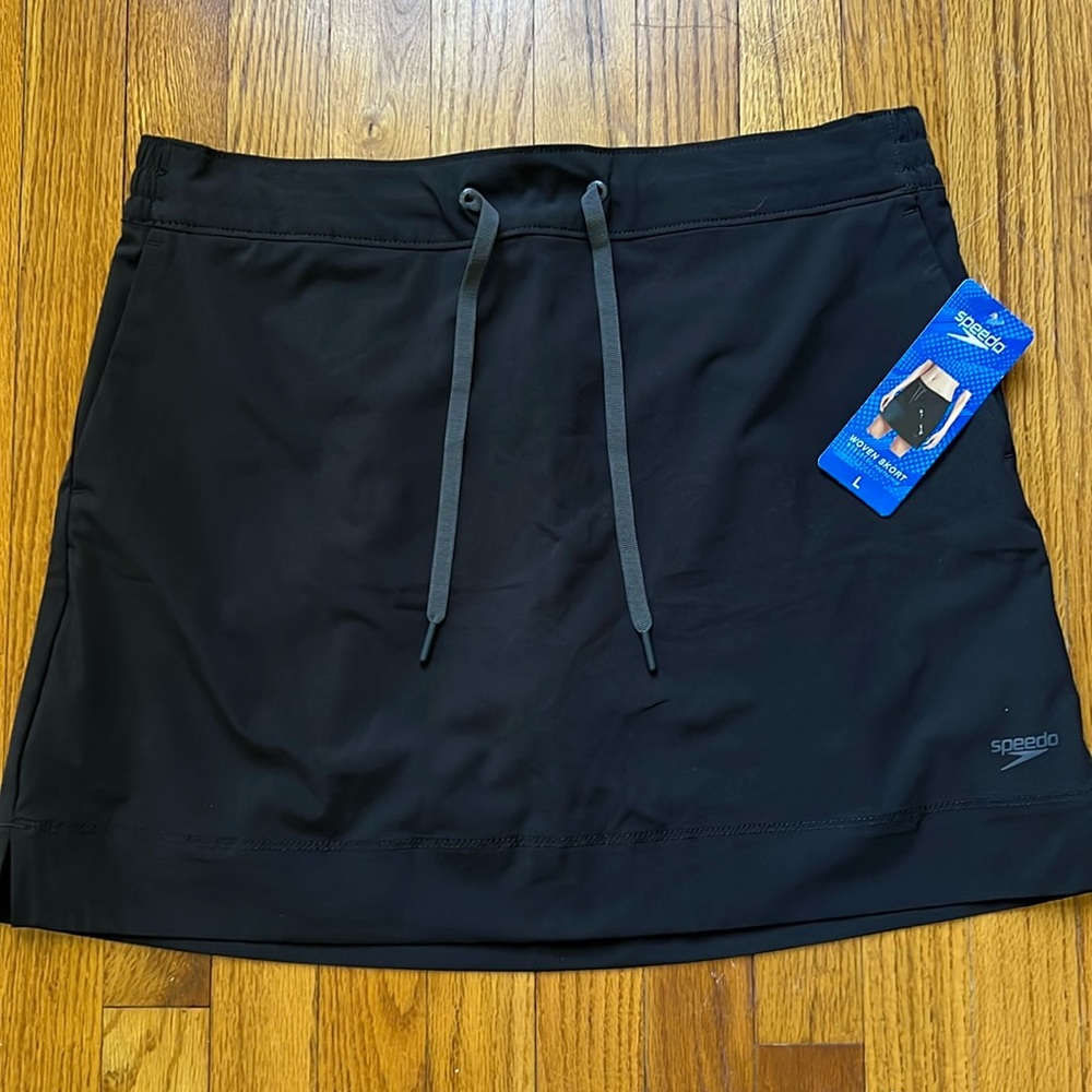 Speedo black woven skirt. Size large. NWT.